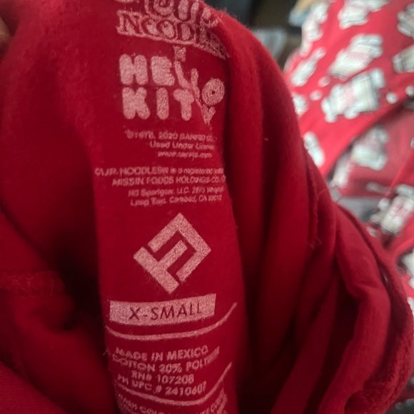 Hello Kitty Red Cup Noodles Cropped Hoodie - Picture 7 of 8